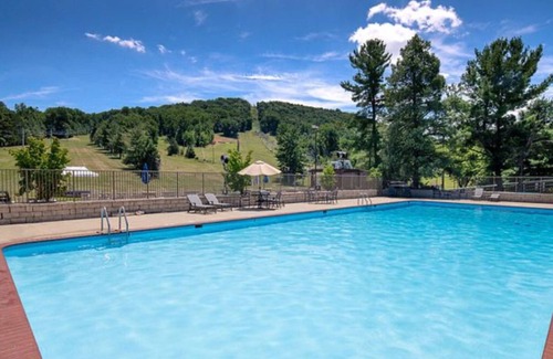 Fairfield Apartment | Carroll Valley Accessible | King Room + Golf Views