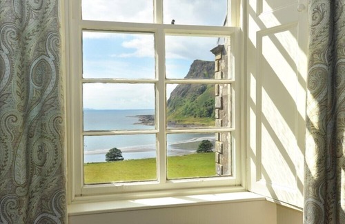 Calgary Cottage | CARSAIG HOUSE, pet friendly, with open fire in Bunessan, Isle Of Mull