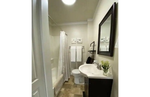 Carterville Cottage | Carterville Cottage on Division