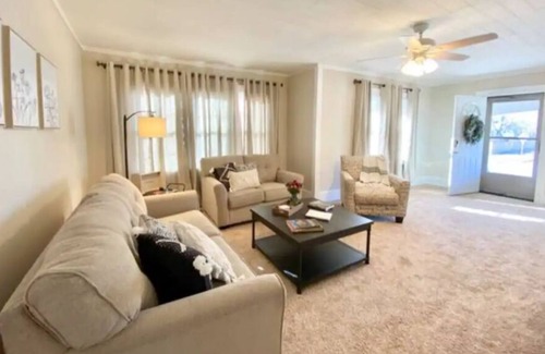 Carterville Cottage | Carterville Cottage on Division
