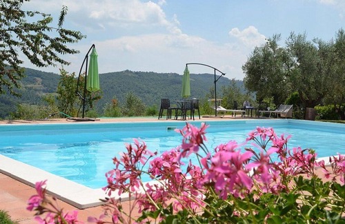 Monte Santa Maria Tiberina House | Casa Brina I: A characteristic and welcoming apartment that is part of an ancient country house surrounded by the greenery, with Free WI-FI.