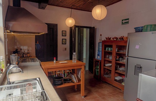 De Mexicanos House | Casa Centralita: central San Cris, with views, yard, fire pit + tree house!