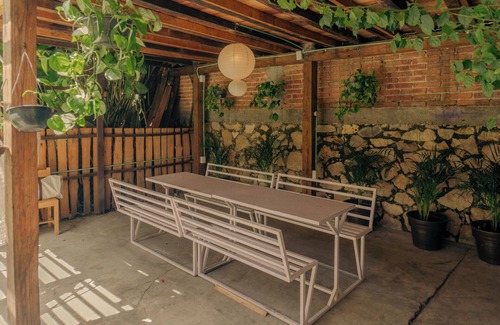 De Mexicanos House | Casa Centralita: central San Cris, with views, yard, fire pit + tree house!