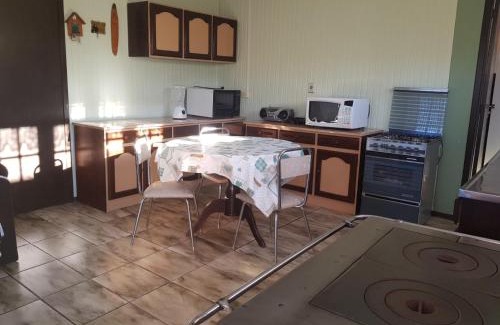 Cambara do Sul House | Casa a 300m da Praça, Completa, Wi-Fi, 130m quadrados, 4 Camas de Casal, 4 Quartos, Até 11 Pessoas, Quintal com Vasta Área Verde, Varanda nos Fundos, Garagem Coberta 1 Carro, Estacionamento Interno 2 Carros, Churrasqueira, Fogão a Lenha