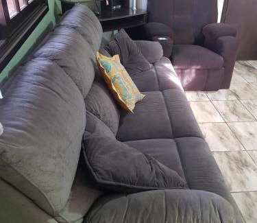 Cambara do Sul House | Casa a 300m da Praça, Completa, Wi-Fi, 130m quadrados, 4 Camas de Casal, 4 Quartos, Até 11 Pessoas, Quintal com Vasta Área Verde, Varanda nos Fundos, Garagem Coberta 1 Carro, Estacionamento Interno 2 Carros, Churrasqueira, Fogão a Lenha