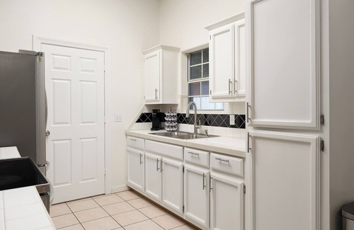 Pharr House | Casa Aaron, Large Pool, Game Room, Spacious Backyard with Palm Trees, 3 Bedrooms