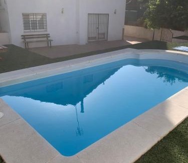 Nivar House | Casa abuhardillada con piscina y chimenea