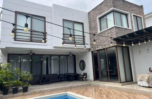 Samborondon Villa | Casa aires del batán