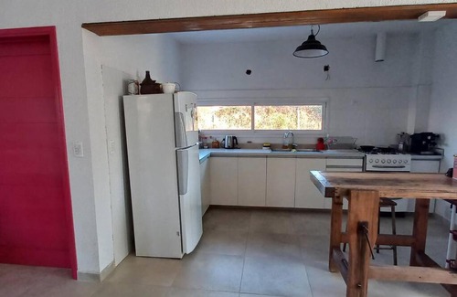Maipu House | Casa alegre con chimenea interior