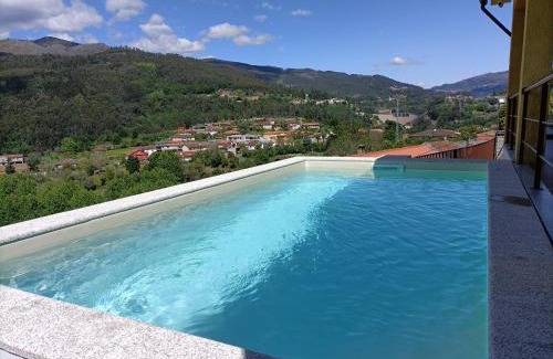 Parada de Bouro House | Casa Amarela da Caniçada