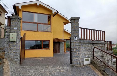 Parada de Bouro House | Casa Amarela da Caniçada