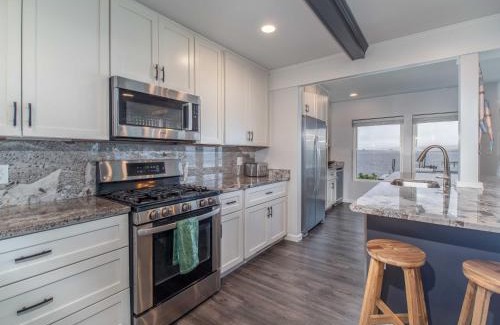 Mayville Villa | Casa Andante - Lakefront Escape