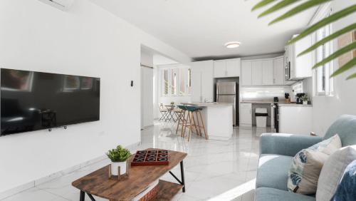 Puntas House | Casa Angelica Apt 101 steps to Sandy Beach