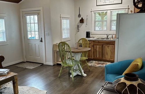 Bandera House | Casa Azul - Cozy cabin centrally located downtown Bandera