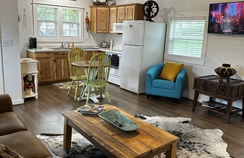 Bandera House | Casa Azul - Cozy cabin centrally located downtown Bandera