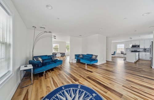 Freeport's Nautical Mile House | Casa Azul new modern 4.5 bd rm 2.5 bthrm getaway steps from nautical mile marina