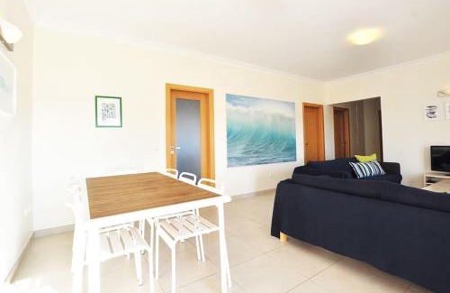 Ferrel Apartment | Casa Baleia - Praia e Piscina - 10 pessoas