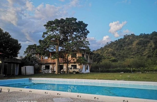 Sopetran House | Casa bambú con piscina cerca a santa fe