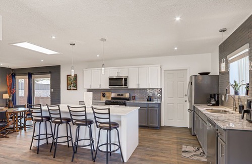 Biggs Field House | Casa Bella: Park-facing cozy central home 4 min from Airport & Malls. AC, WiFi.