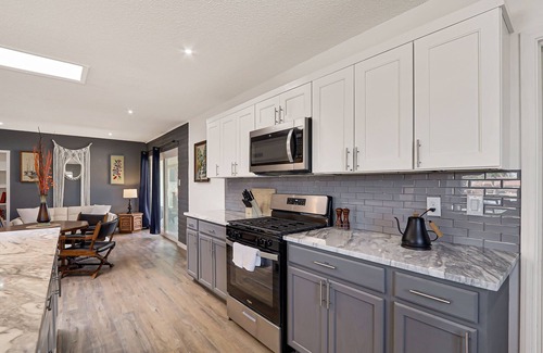 Biggs Field House | Casa Bella: Park-facing cozy central home 4 min from Airport & Malls. AC, WiFi.