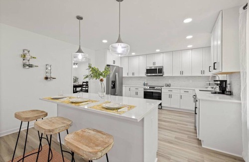 Decatur House | Casa Blanca (6 Bedroom Luxury Home w/Game Room)