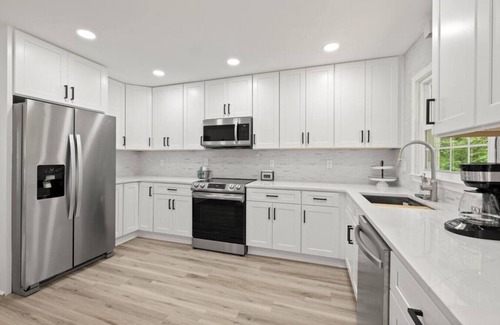 Decatur House | Casa Blanca (6 Bedroom Luxury Home w/Game Room)