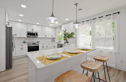 Decatur House | Casa Blanca (6 Bedroom Luxury Home w/Game Room)