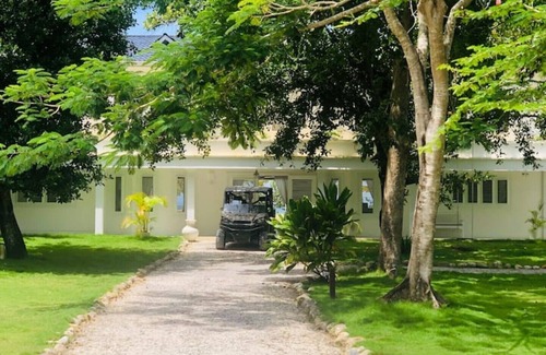 El Limon Villa | Casa Blanca Luxury Staffed Beach Villa with Sea View