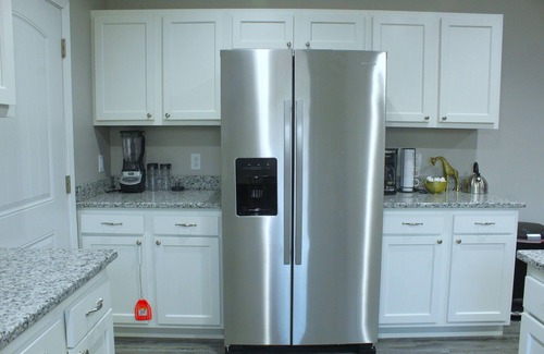 Emporia House | Casa Blanca - mins to Downtown Emporia