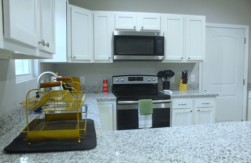 Emporia House | Casa Blanca - mins to Downtown Emporia