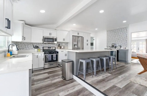Joshua Tree House | Casa Blanca. Modern Home with Hot Tub. Central to everything.