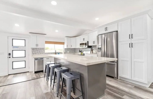 Joshua Tree House | Casa Blanca. Modern Home with Hot Tub. Central to everything.