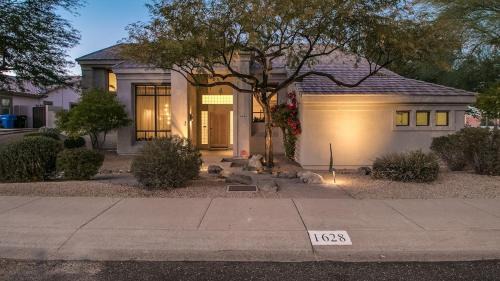 Paradise Valley Village House | Casa Buena - Luxurious Retreat w2 Masters and Views