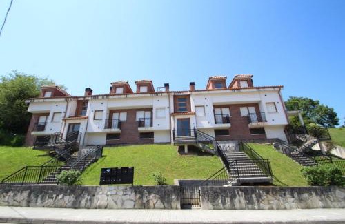 Comillas City Center Apartment | Casa Buganvilla. Apartamento con jardín, a 100 metros del centro.