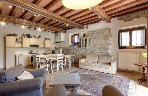 Pontassieve House | Casa Camomilla D: A characteristic and welcoming one-story independent house surrounded by meadows and by green hills, with Free WI-FI.