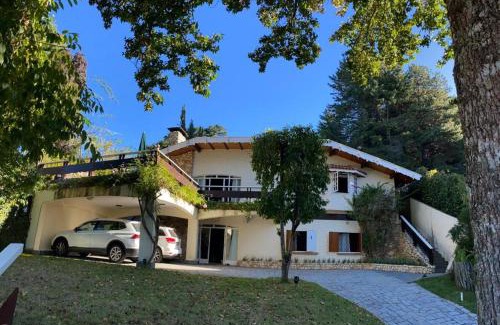 Vila Inglesa House | Casa Campos do Jordão, bairro Capivari, Wi-Fi, churrasqueira e forno de pizza, totalmente equipada