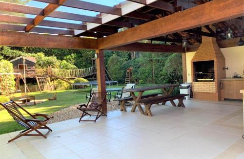 Vila Inglesa House | Casa Campos do Jordão, bairro Capivari, Wi-Fi, churrasqueira e forno de pizza, totalmente equipada
