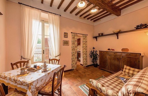 Popoltaio-Schiacciato House | Casa Caprifoglio A: A characteristic and welcoming apartment that is part of an ancient country house surrounded by the greenery, with Free WI-FI.