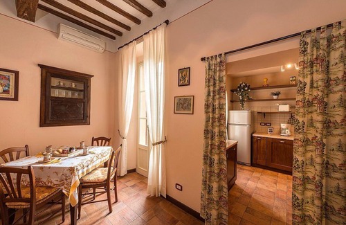 Popoltaio-Schiacciato House | Casa Caprifoglio A: A characteristic and welcoming apartment that is part of an ancient country house surrounded by the greenery, with Free WI-FI.