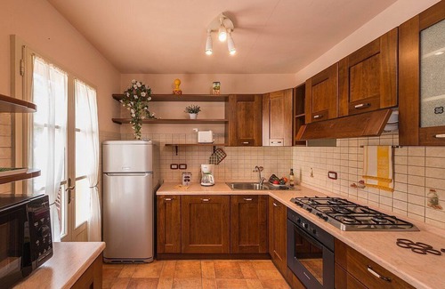Popoltaio-Schiacciato House | Casa Caprifoglio A: A characteristic and welcoming apartment that is part of an ancient country house surrounded by the greenery, with Free WI-FI.