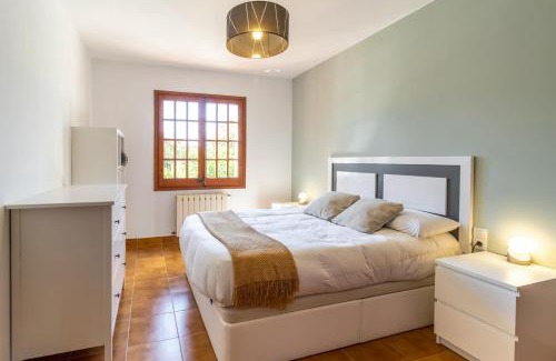 Can Carbonell Ski Chalet | Casa Carbonell Casa bonita con piscina y jardín