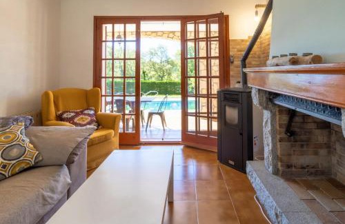 Can Carbonell Ski Chalet | Casa Carbonell Casa bonita con piscina y jardín