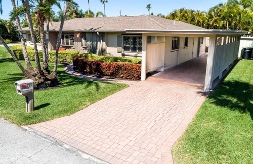 Bay Esplanade House | Casa Carlouel on north Clearwater Beach - steps from the beach!.