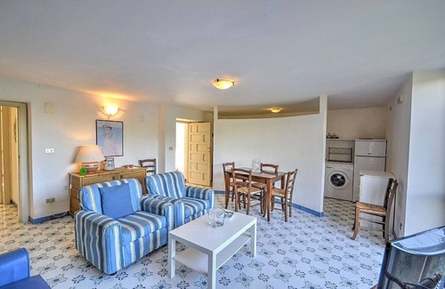 Castellabate House | Casa Cedrina C: A welcoming apartment that is part of a villa surrounded by the greenery, with Free WI-FI.