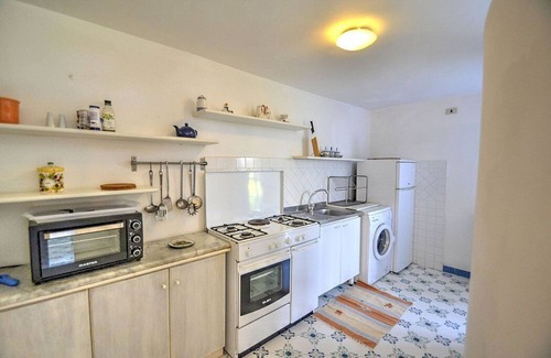 Castellabate House | Casa Cedrina C: A welcoming apartment that is part of a villa surrounded by the greenery, with Free WI-FI.
