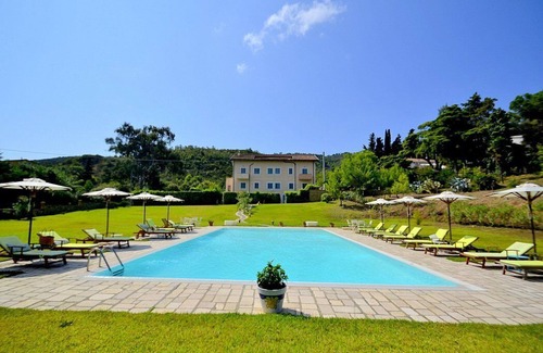 Castellabate House | Casa Cedrina C: A welcoming apartment that is part of a villa surrounded by the greenery, with Free WI-FI.