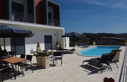 Batalha Bed & Breakfast | Casa Ceedina Bed And Breakfast & Beauty
