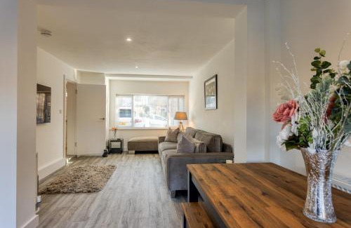 Ramsgate House | Casa Cella - Centrally located 4 bedroom house with private driveway and garden