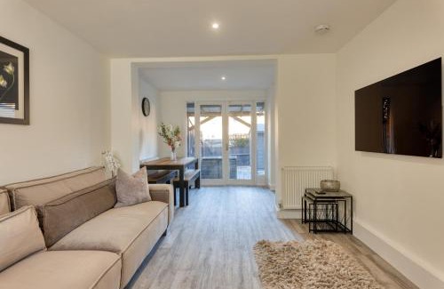 Ramsgate House | Casa Cella - Centrally located 4 bedroom house with private driveway and garden