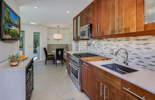 Tahquitz River Estates House | Casa Chill! Private Villa! Pool! Spa! 3 Fireplaces! Mt Views! Walk to Downtwn PS